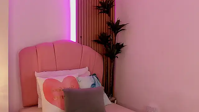 Mara Betancurt online show from April 6, 8:10 pm