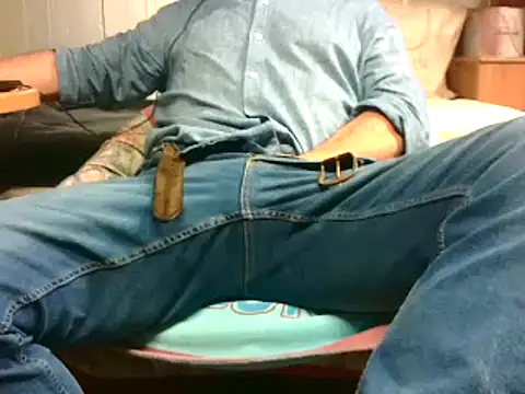 Snapshot of Giulio35_Pika chatting on May 19, 3:29 pm Giulio35 Pika online show from May 19, 3:29 pm