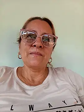 Snapshot of deisy_summers47x chatting on February 17, 12:54 am deisy summers47x online show from February 17, 12:54 am