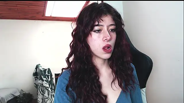 SuzzyyM online show from December 18, 2:28 pm