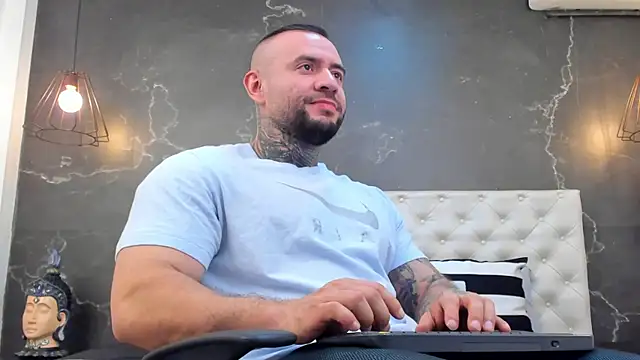 Snapshot of BruceDallas chatting on December 6, 12:02 am BruceDallas online show from December 6, 12:02 am