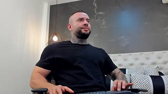 Snapshot of BruceDallas chatting on January 3, 1:48 am BruceDallas online show from January 3, 1:48 am