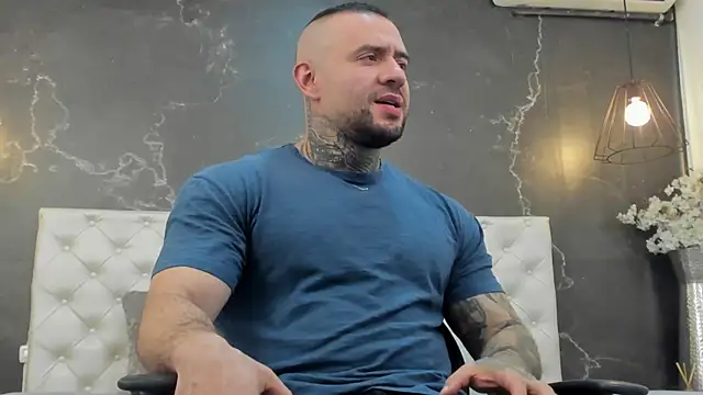 Snapshot of BruceDallas chatting on March 1, 1:53 am BruceDallas online show from March 1, 1:53 am