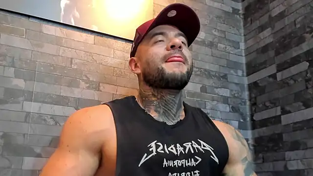 Snapshot of BruceDallas chatting on January 18, 1:53 am BruceDallas online show from January 18, 1:53 am