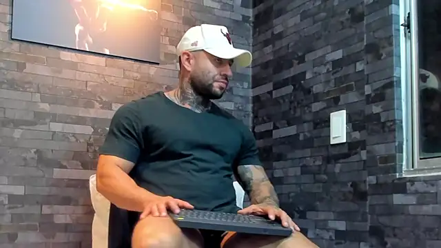 Snapshot of BruceDallas chatting on February 3, 2:53 am BruceDallas online show from February 3, 2:53 am