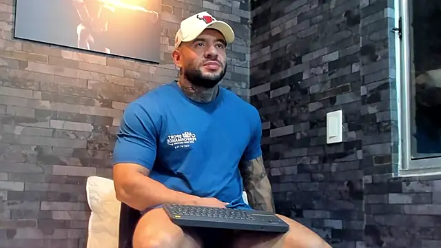 Snapshot of BruceDallas chatting on February 6, 4:06 am BruceDallas online show from February 6, 4:06 am