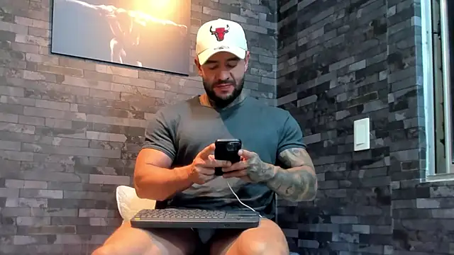 Snapshot of BruceDallas chatting on February 6, 11:52 pm BruceDallas online show from February 6, 11:52 pm