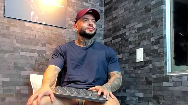 Snapshot of BruceDallas chatting on February 20, 1:24 am BruceDallas online show from February 20, 1:24 am