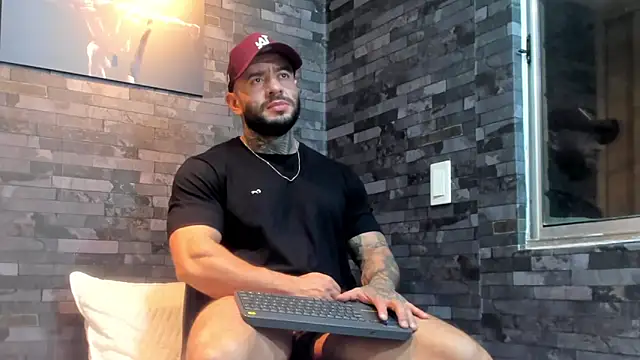 Snapshot of BruceDallas chatting on March 2, 12:24 am BruceDallas online show from March 2, 12:24 am