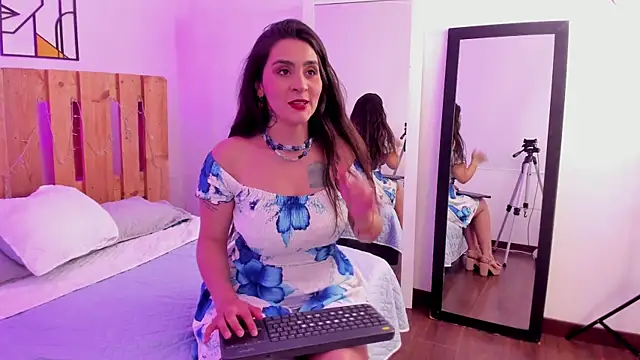 Snapshot of emily_amaya chatting on July 7, 8:35 pm emily amaya online show from July 7, 8:35 pm