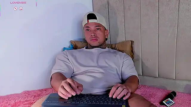 Snapshot of Stiven_collins chatting on April 26, 4:37 pm Stiven collins online show from April 26, 4:37 pm