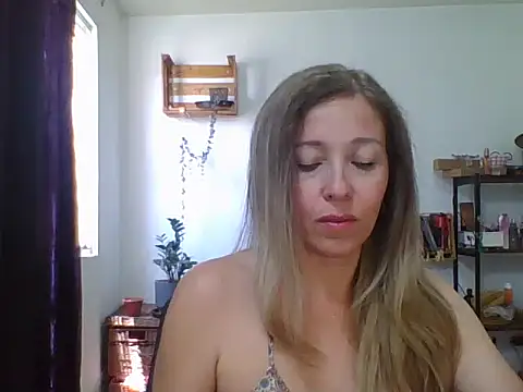 Snapshot of charlott_ponce chatting on April 6, 7:04 pm charlott ponce online show from April 6, 7:04 pm