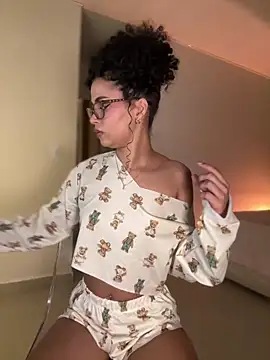 Lianh Benett online show from February 14, 4:15 am