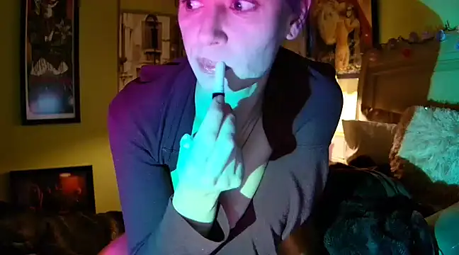 GardenGirl00 online show from March 11, 4:21 am