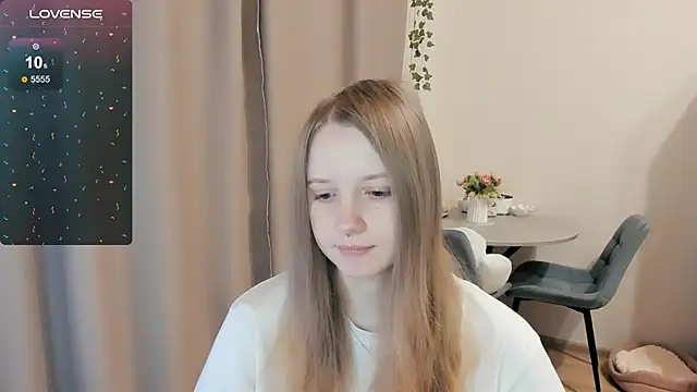 Snapshot of Alyaley chatting on December 3, 8:45 am Alyaley online show from December 3, 8:45 am