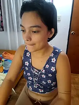 Snapshot of littlemelii chatting on April 20, 7:04 pm littlemelii online show from April 20, 7:04 pm
