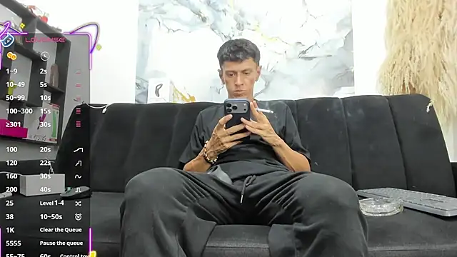 Snapshot of andy_dwels777 chatting on February 23, 9:56 pm andy dwels777 online show from February 23, 9:56 pm