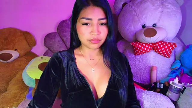 Snapshot of Pocahontascute_33 chatting on June 5, 2:12 pm Pocahontascute 33 online show from June 5, 2:12 pm