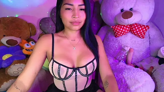 Snapshot of Pocahontascute_33 chatting on June 25, 5:12 am Pocahontascute 33 online show from June 25, 5:12 am