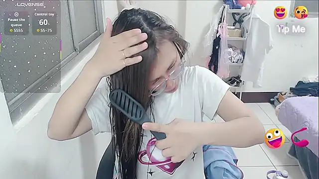 aFanny online show from April 3, 3:54 pm