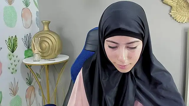 chaymae nah  online show from December 19, 3:52 pm