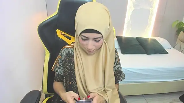 chaymae nah  online show from December 24, 5:44 pm