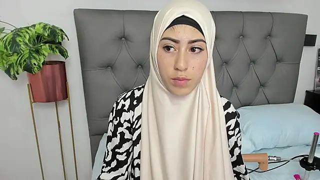 chaymae nah  online show from February 10, 10:40 pm