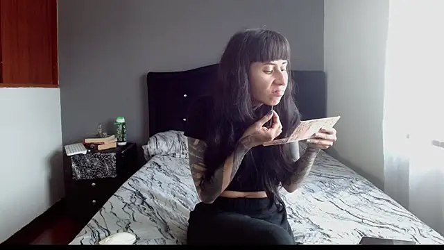 Emilia 1995 online show from December 3, 7:12 pm