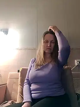 Snapshot of Evelina_cute chatting on February 2, 3:28 pm Evelina cute online show from February 2, 3:28 pm