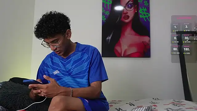 Snapshot of harrytwink18 chatting on December 4, 1:31 pm harrytwink18 online show from December 4, 1:31 pm