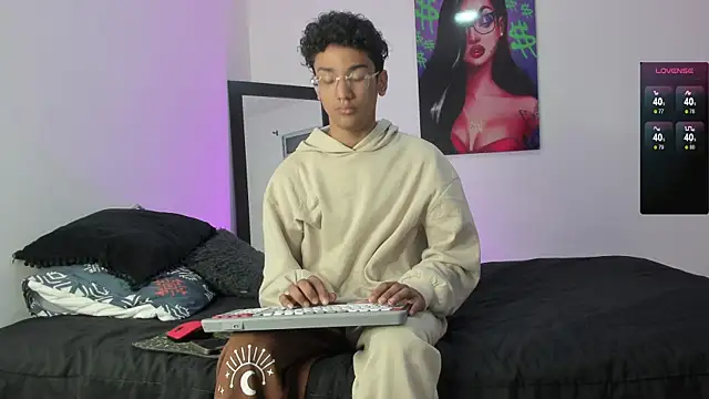 Snapshot of harrytwink18 chatting on January 27, 1:19 pm harrytwink18 online show from January 27, 1:19 pm