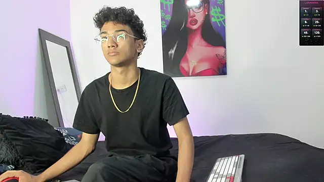 Snapshot of harrytwink18 chatting on February 13, 1:48 pm harrytwink18 online show from February 13, 1:48 pm