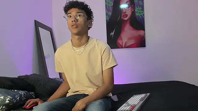 Snapshot of harrytwink18 chatting on February 18, 1:22 pm harrytwink18 online show from February 18, 1:22 pm