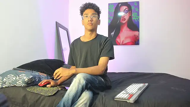 Snapshot of harrytwink18 chatting on March 3, 1:20 pm harrytwink18 online show from March 3, 1:20 pm