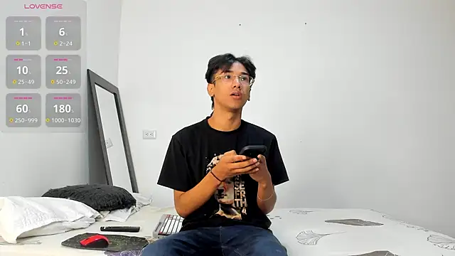 Snapshot of harrytwink18 chatting on December 19, 1:29 pm harrytwink18 online show from December 19, 1:29 pm