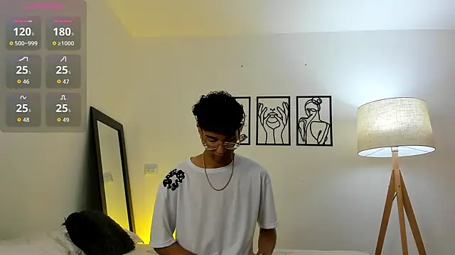 Snapshot of harrytwink18 chatting on January 8, 7:27 pm harrytwink18 online show from January 8, 7:27 pm