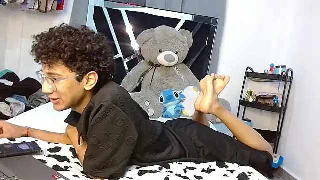 Snapshot of harrytwink18 chatting on February 19, 6:15 pm harrytwink18 online show from February 19, 6:15 pm