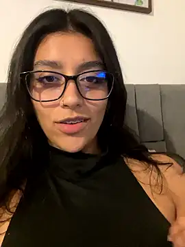Snapshot of BrittanyDiaz chatting on May 4, 8:27 pm BrittanyDiaz online show from May 4, 8:27 pm