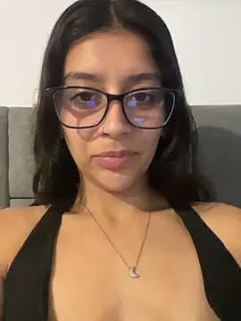 Snapshot of BrittanyDiaz chatting on May 5, 7:33 pm BrittanyDiaz online show from May 5, 7:33 pm