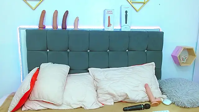 karlamorris  online show from March 6, 5:22 pm