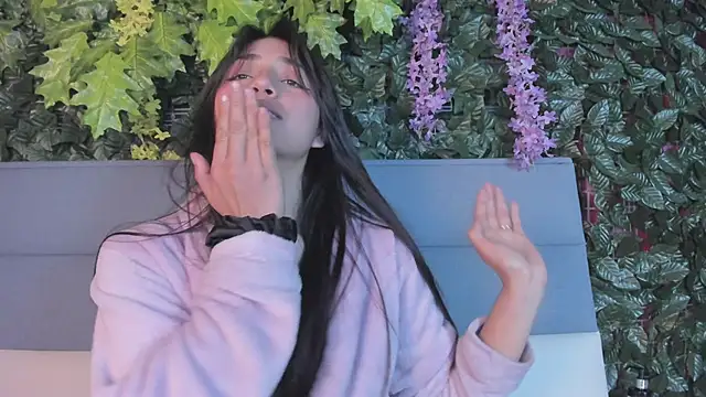 Snapshot of Sophy_SmileSweet chatting on December 10, 6:06 pm Sophy SmileSweet online show from December 10, 6:06 pm