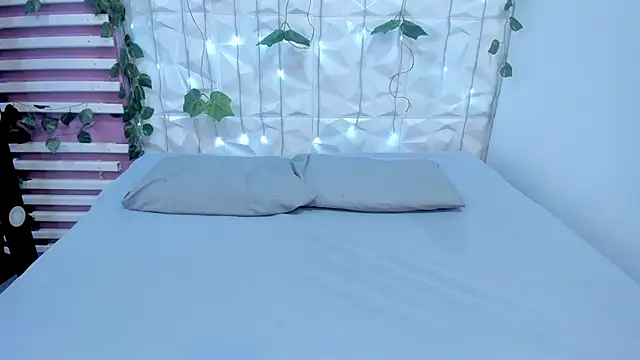 Snapshot of Sophy_SmileSweet chatting on December 12, 12:01 pm Sophy SmileSweet online show from December 12, 12:01 pm