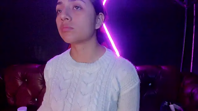 Snapshot of Sophy_SmileSweet chatting on December 21, 12:27 pm Sophy SmileSweet online show from December 21, 12:27 pm