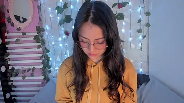 Snapshot of Sophy_SmileSweet chatting on January 4, 2:46 pm Sophy SmileSweet online show from January 4, 2:46 pm