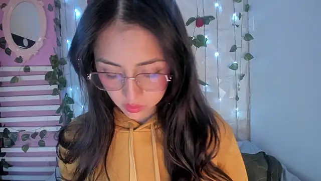 Snapshot of Sophy_SmileSweet chatting on January 4, 5:47 pm Sophy SmileSweet online show from January 4, 5:47 pm