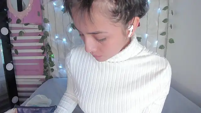 Snapshot of Sophy_SmileSweet chatting on March 7, 12:01 pm Sophy SmileSweet online show from March 7, 12:01 pm