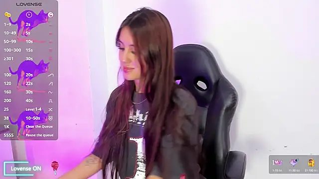 AlanaJones1 online show from February 5, 3:52 pm