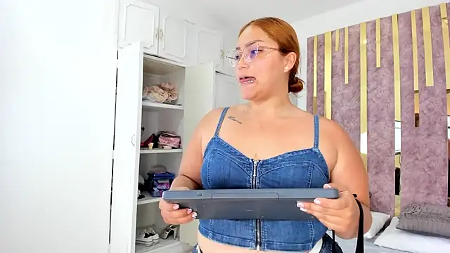 LeahxBarker online show from March 1, 9:15 pm