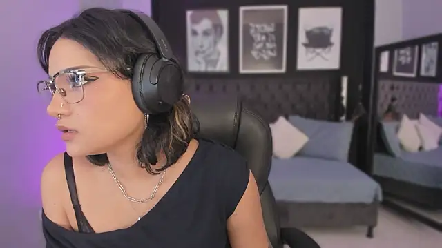 renee shelby  online show from March 19, 8:35 pm