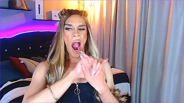 camila hootie online show from December 28, 7:00 am